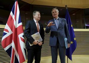 EU-onderhandelaar Michel Barnier (r.) en zijn Britse collega David Frost onderhandelen tot en met donderdag over een handelsdeal. beeld EPA, Olivier Hoslet