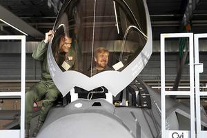Koning Willem-Alexander in de cockpit van de F-35. beeld ANP