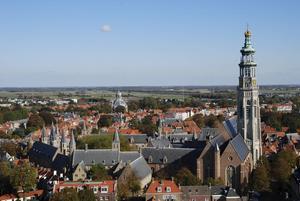 Torens tekenen Middelburg. Op de voorgrond het Abdijcomplex, met rechts de Nieuwe Kerk en daarachter de Koorkerk met de Lange Jan ertussenin. In de verte de koepel van de Oostkerk. beeld beeldbank Middelburg