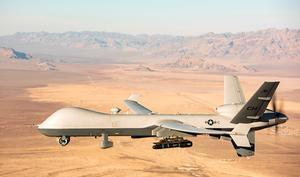 Een Amerikaanse drone voert een testvlucht uit boven de woestijn van Nevada. beeld AFP, William Rosado