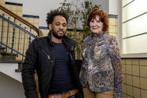 Gebre Zemichael en Gerda Crouset schreven samen een boek over Gebres vlucht van Eritrea naar Nederland. beeld Jean-Pierre Geusens