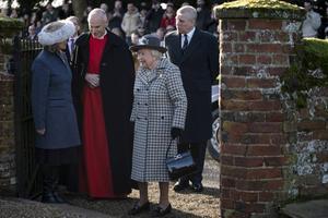 In januari vergezelde prins Andrew zijn moeder, koningin Elizabeth II, naar een kerkdienst in Hillington. beeld EPA, Will Oliver