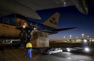 Een Boeing 747 van KLM wordt uitgeladen. Het toestel werd deze week ingezet voor een verbinding tussen China en Amsterdam voor het vervoer van mondkapjes. beeld ANP, Robin van Lonkhuijsen
