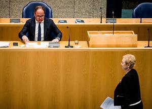 Minister Wouter Koolmees van Sociale Zaken en Werkgelegenheid en Corrie van Brenk (50Plus) tijdens het debat in de Tweede Kamer over het pensioenakkoord. beeld ANP
