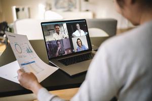 Videobellen voor overleg met collega's. beeld iStock