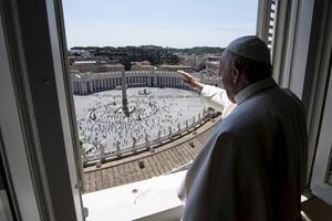 Paus Franciscus spreekt op 24 mei het Angelus-gebed uit voor een nagenoeg leeg Sint Pietersplein in Rome, gelivestreamd over de gehele wereld.  beeld Vaticaan Media/AFP.