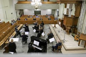 Het Tehilla Ensemble speelt Joodse religieuze muziek in de Dorpskerk van Nunspeet. Op de voorste rij de sprekers van de avond, ds. Geuze en Marinus ten Brinke. beeld RD