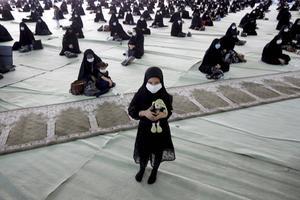 Iraanse sjiitische vrouwen tijdens een islamitische herdenkingsdag eind augustus. De Iraanse overheid tekent het land als een vrijwel volledig sjiitische natie, maar van dat beeld klopt weinig, stellen onderzoekers. beeld EPA, Abedin Taherkenareh