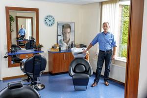 Kapper Arie de Raad: „Ik moest een prima lopend bedrijf stilzetten. Dat doet wel wat met je.” beeld RD, Dirk Hol