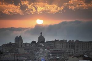 De koepel van de Cathédral de la Major kenmerkt de skyline van havenstad Marseille. beeld AFP, Anne-Christine Poujoulat