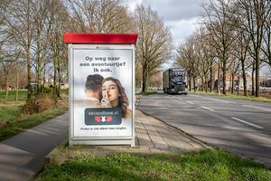 Het Gezinsplatform vindt het kwalijk dat Second Love de reclame niet afschermt voor jongeren, terwijl dat wel gebeurt bij de reclames voor radio en tv. Beeld Twitter