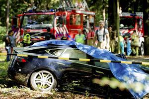Hulpverleners gaan voorzichtig te werk rond de plek waar een Tesla tegen een boom reed. Bij het ongeluk met de elektrische auto in Baarn in 2016 kwam de bestuurder van het voertuig om het leven. beeld ANP, Robin van Lonkhuijsen