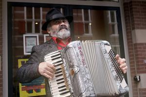 De Armeense muzikant Raphael Martirossian speelt in het weekend in Leiden voor het publiek dat naar de Schouwburg of de Stadsgehoorzaal gaat. beeld Henk Bouwman
