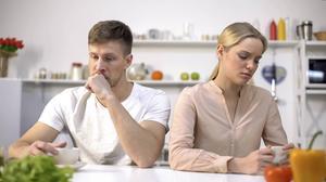 Corona, het op elkaars lip zitten en kinderen die telkens aandacht vragen, zijn volgens Dina Mazzolari stressfactoren die „van relaties een enorme tol kunnen eisen.” beeld iStock