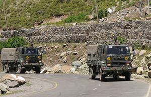Truck van het Indiase leger in Kashmir. beeld EPA