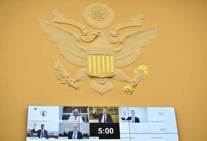 Vier topmannen legden via een videoverbinding een eed af voordat ze getuigen voor een speciale commissie van het Huis van Afgevaardigden. Het gaat om Jeff Bezos van Amazon (bovenste rij middenin), Mark Zuckerberg van Facebook (bovenste rij rechts van het midden), Sundar Pichai van Google, (onderste rij, links) en Tim Cook van Apple (onder, links van het midden). beeld EPA, Mandel Ngan