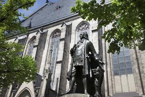 Het standbeeld van Bach voor de kerk in Leipzig. beeld RD, Henk Visscher