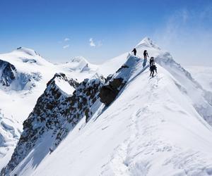 Aan wie kun je in 2020 liefde, trouw, genegenheid, en warmte kwijt om het weidse uitzicht van de tweede berg te beleven? beeld iStock