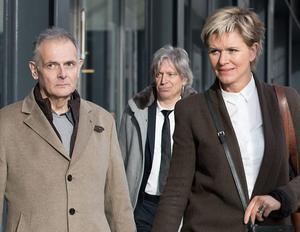 Arts Joris Van Hove, die de euthanasie op Tine Nys uitvoerde, donderdag voorafgaande aan de juryzitting met twee van zijn advocaten. beeld AFP, Benoit Doppagne