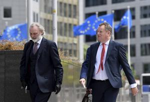 De Britse hoofdonderhandelaar David Frost (r.) en de Britse ambassadeur bij de Europese Unie Tim Barrow (l.) arriveerden maandag in Brussel voor de brexitonderhandelingen. beeld AFP, John Thys