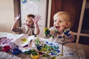 Er is ook het nodige moois. Ouders maken kinderen nu intensief van dichtbij mee gedurende een langere periode. Dat is soms ook gewoon genieten.  beeld iStock
