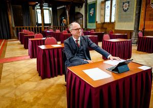 Paul Cliteur (FvD) tijdens de eerste plenaire vergadering in de Ridderzaal. Wegens de maatregelen rond het coronavirus is de oorspronkelijke plenaire zaal te klein voor de vergaderingen. beeld ANP BART MAAT