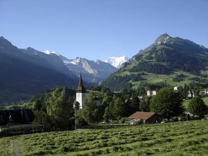 Terwijl veel buitenlandse vakantiediensten zijn afgeschaft, vinden er in het Zwitserse Frutigen wel diensten plaats. beeld Panoramio