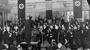 De machthebbers in de Tweede Wereldoorlog legden composities en muziekuitvoeringen strikt aan banden. Het stelde veel musici voor de vraag: optreden voor de nazi’s of muzikaal verzetten? ​Foto: de Wiener Philharmoniker geeft in 1941 een concert in Boedapest. beeld Ullstein