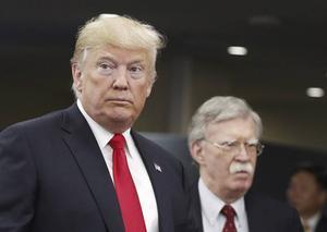 Het boek van oud-veiligheidsadviseur John Bolton (r.) over Donald Trump ligt vanaf dinsdag in de winkel. beeld EPA, Justin Lane