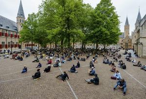 „De kerk heeft een belangrijke rol te spelen in het racismedebat. Enerzijds omdat ze ervaringsdeskundige is en anderzijds omdat de Bijbel voor degenen die in Christus zijn een heldere weg uit het racisme wijst.” Foto: antiracismebijeenkomst op het Abdijplein in Middelburg. beeld ANP, Marco de Swart