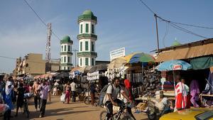 Straatbeeld in Gambia. beeld Lex Rietman