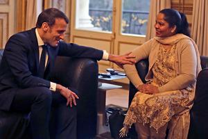 Asia Bibi op bezoek bij de Franse president Emmanuel Macron, in februari 2020. beeld EPA, Rafael Yaghobzadeh