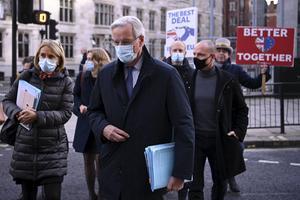 EU-brexitonderhandelaar Michel Barnier (m.) zei maandag dat er nog „fundamentele verschillen” zijn tussen Londen en Brussel. beeld AFP, Daniel Leal-Olivas