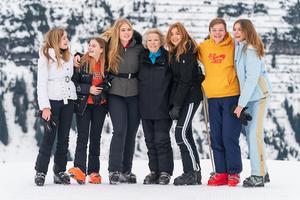 Prinses Beatrix met haar kleinkinderen in Lech, februari 2020. Rechts Eloise. beeld AFP