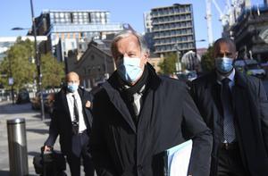 EU-hoofdonderhandelaar Michel Barnier (m.) begin oktober in Londen, Verenigd Koninkrijk, voor de brexitonderhandelingen. Na een korte pauze zijn de gesprekken donderdag weer hervat. beeld EPA, Neil Hall