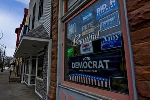 De namen van Democratische kandidaten prijken broederlijk op dit pand in Tipton, Iowa. Het bekendmaken van de verkiezingsuitslag in de Amerikaanse staat liep ernstige vertraging op. beeld EPA, Matt Marton