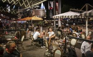 Horeca op de Nieuwmarkt in Amsterdam. Burgemeester Femke Halsema scherpte dinsdag vanwege de toename van het aantal coronabesmettingen het toezicht op horeca en zalencentra aan. beeld ANP, Ramon van Flymen