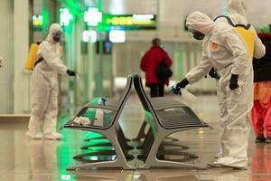 Vliegveld El Prat airport in Barcelona wordt gedesinfecteerd. beeld EPA