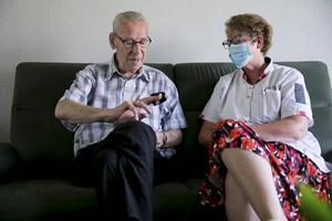 Jacqueline de Raad van Agathos Thuiszorg op bezoek bij een cliënt. beeld Stephan Bol
