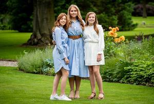 De prinsessen Amalia, Alexia en Ariane in de tuin van Paleis Huis ten Bosch. beeld ANP ROYAL IMAGES, SEM VAN DER WAL