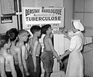 Kinderen worden onderzocht op tuberculose. Deze foto is gemaakt in 1945 in Parijs. Het BCG-vaccin is een eeuw geleden ontwikkeld tegen tbc en wordt sinds de Tweede Wereldoorlog veelgebruikt. Uit nieuw onderzoek blijkt het ook krachtig tegen luchtweginfecties te beschermen. beeld AFP