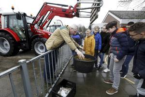 Drie boeren brengen dinsdag een bezoek aan basisschool De Olijfboom in Woudenberg. De kinderen van groep acht krijgen onder meer uitleg over koeienmest en eierdooiers. beeld VidiPhoto
