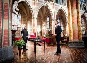 Minister-president Mark Rutte in een kerk in gesprek over het coronavirus. beeld ANP