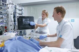 De druk op de intensive-careafdelingen neemt in zeer snel tempo toe. beeld Radboud UMC