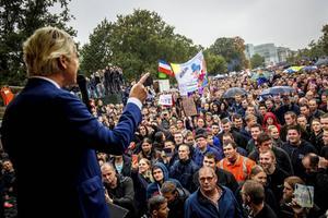 PVV-leider Geert Wilders spreekt boeren toe tijdens een van de protesten in Den Haag. beeld ANP, Remko de Waal