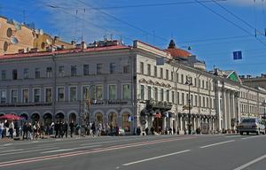 Het imposante gebouw van de Nederlandse kerk aan de Nevski Prospekt in Sint-Petersburg. De kerk bevindt zich op de eerste verdieping. beeld Wikimedia