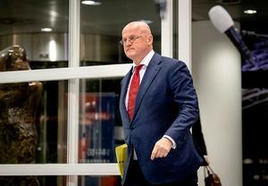 Minister Grapperhaus (Justitie) haast zich naar een overleg met het Veiligheidsberaad, waarin de voorzitters van de 25 veiligheidsregio's in Nederland vertegenwoordigd zijn. beeld ANP, Sem van der Wal