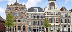 De Leidse afdeling van Navigators moet zich verantwoorden vanwege vermeende discriminatie op grond van geaardheid. Foto: het gebouw van de studentenvereniging in Leiden (tweede van links). beeld NSL