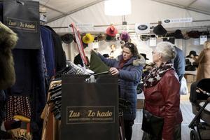 De wintermarkt op De Duikenburg in Echteld ging donderdag van start. Meer dan 80 standhouders nemen deel aan het evenement. Ook vrijdag en zaterdag is de fair nog te bezoeken. beeld RD, Anton Dommerholt