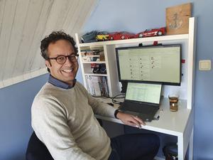 Wilco Moen heeft tijdelijk bezit genomen van de kamer en het bureau van zijn zoontje. „Even weg uit het episch centrum.” beeld RD